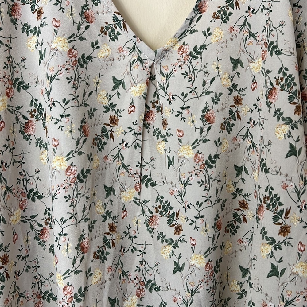 Tied back romantic blouse - Picture 4 of 8